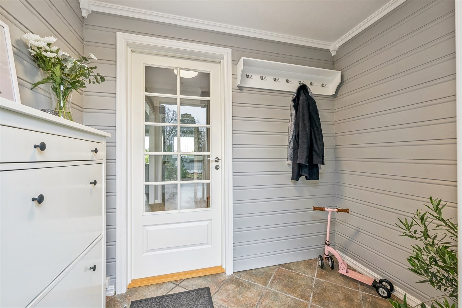 Her kommer man først inn i en pen og innbydende gang. Her med oppheng til yttertøyet mm. Galleribilde