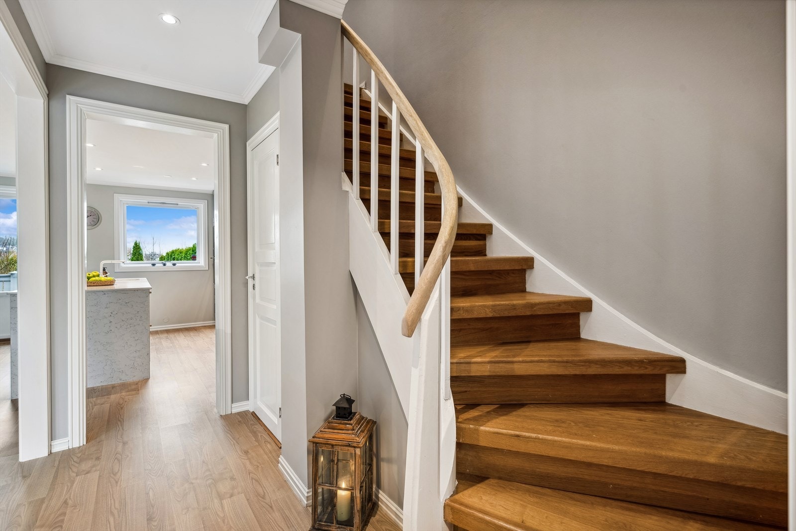 Fra gangen finner vi trappen opp til 2.etasje Galleribilde