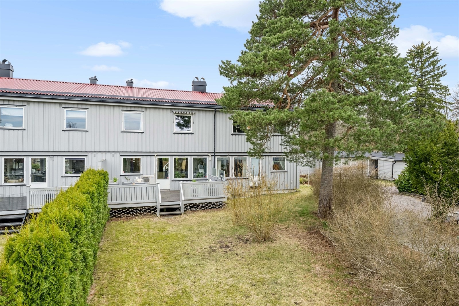 På motsatt side finner vi den nordøst vendte verandaen og tilhørende gressplen. Galleribilde