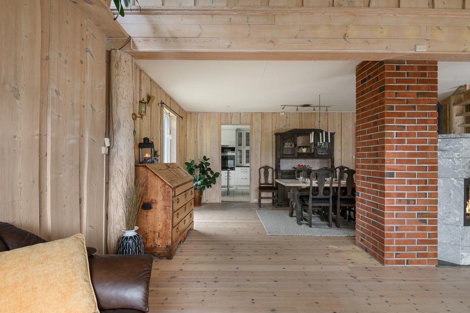 I stuen er det plass til spisegruppe Galleribilde