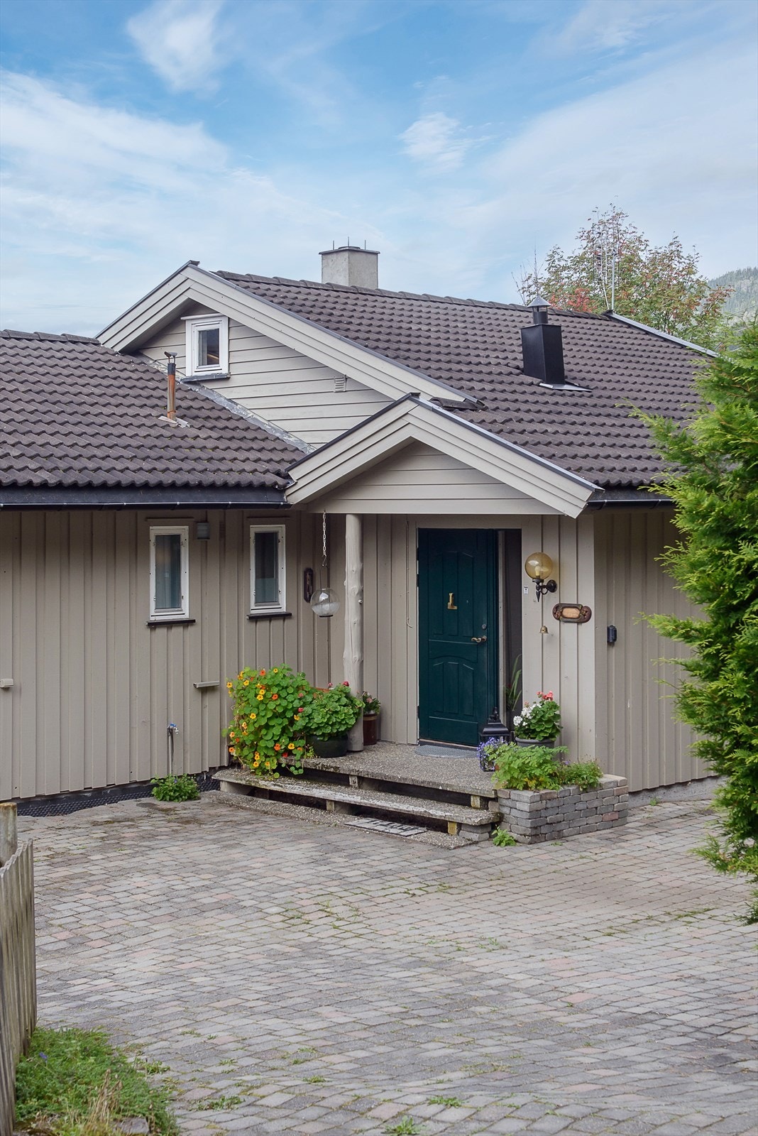 Gardsplass med belegningsstein Galleribilde