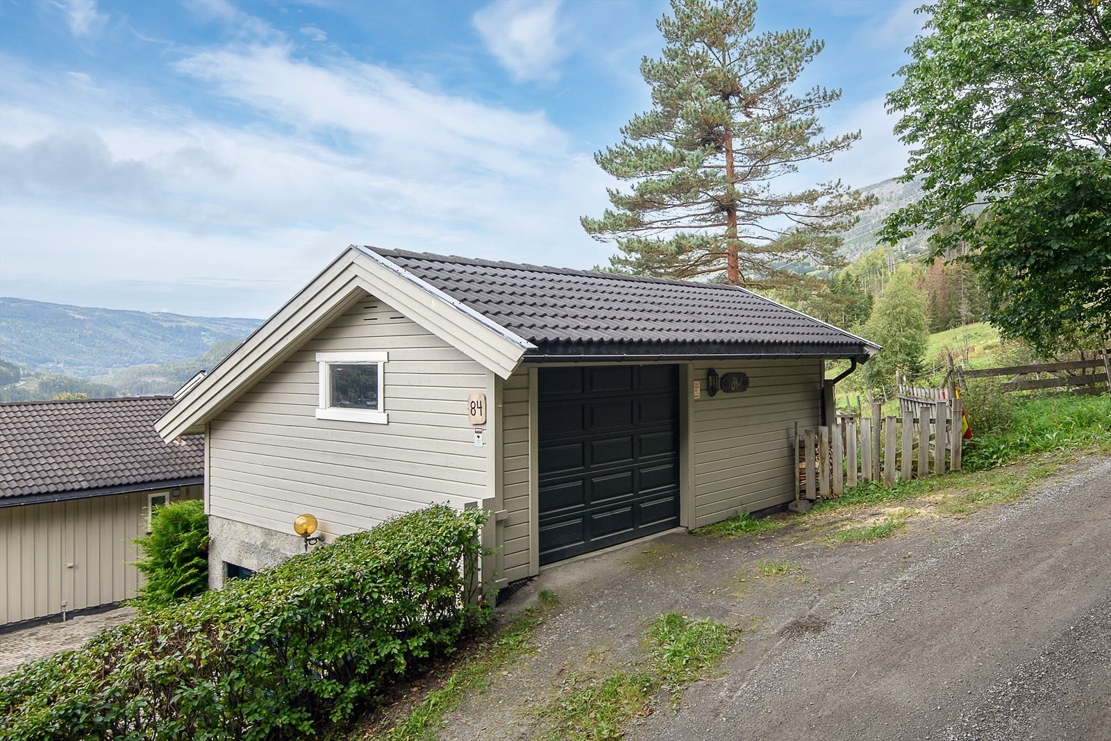 Parkeringsplass for bil i garasje Galleribilde