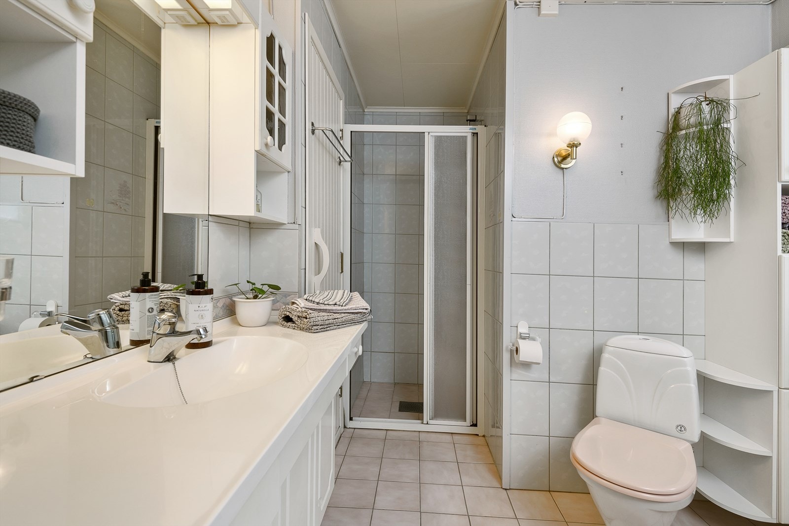 Badet er av god størrelse og har badstue Galleribilde