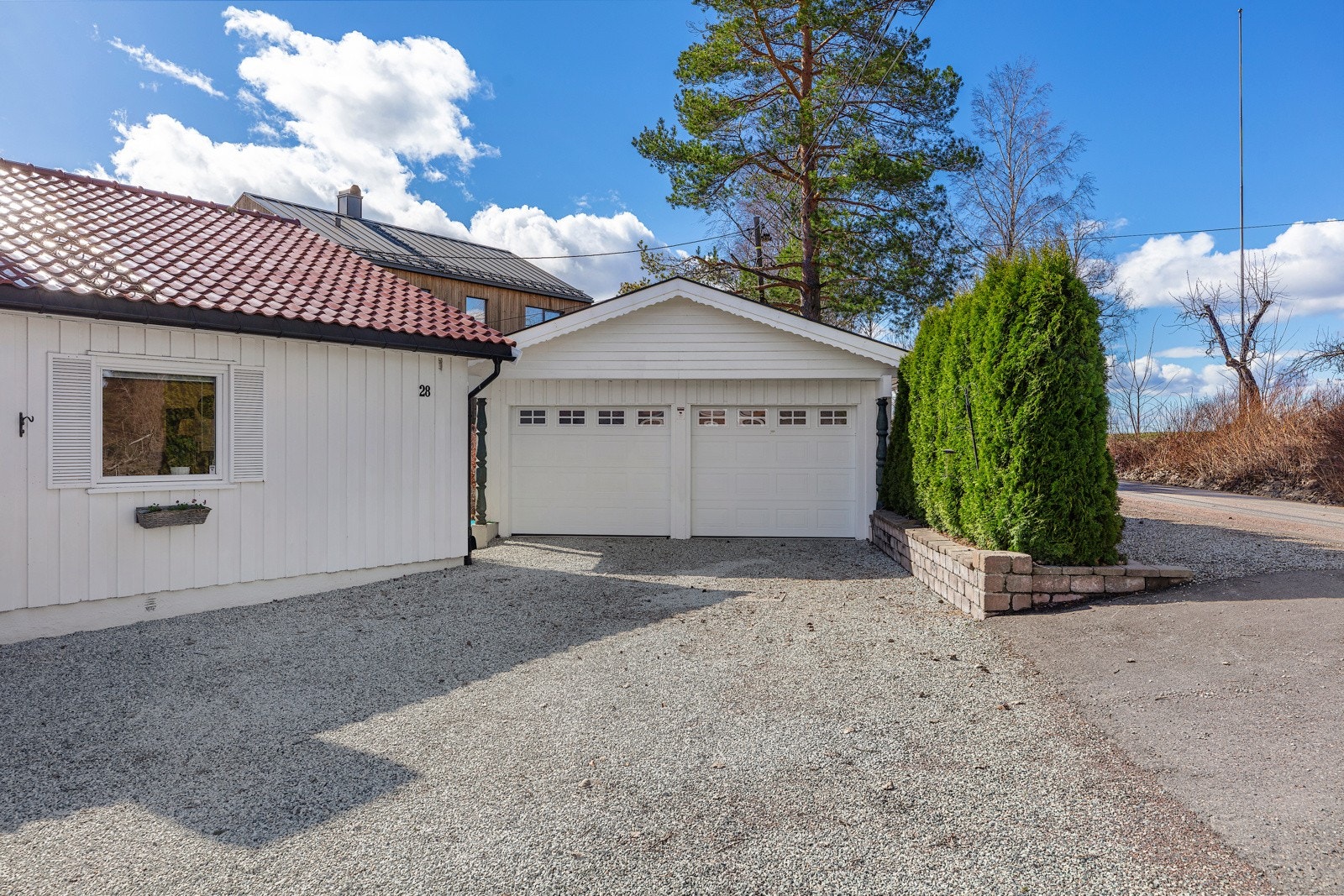 Garasjen har automatiske porter Galleribilde