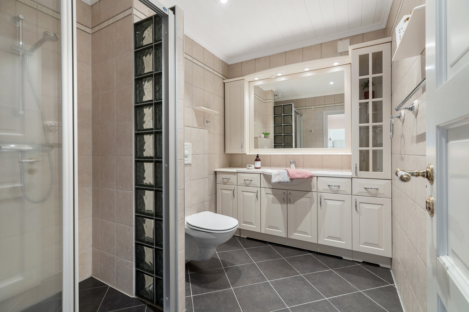 Fint bad med innredning som har mye plass Galleribilde