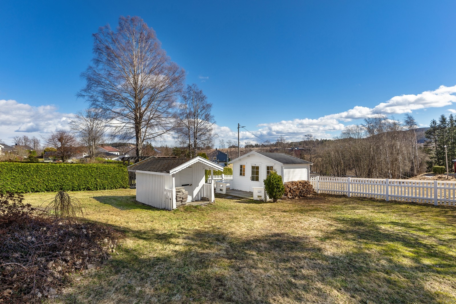 Redskapsbod og lekestue, på andre siden av gjerdet finner man lekeplassen Galleribilde