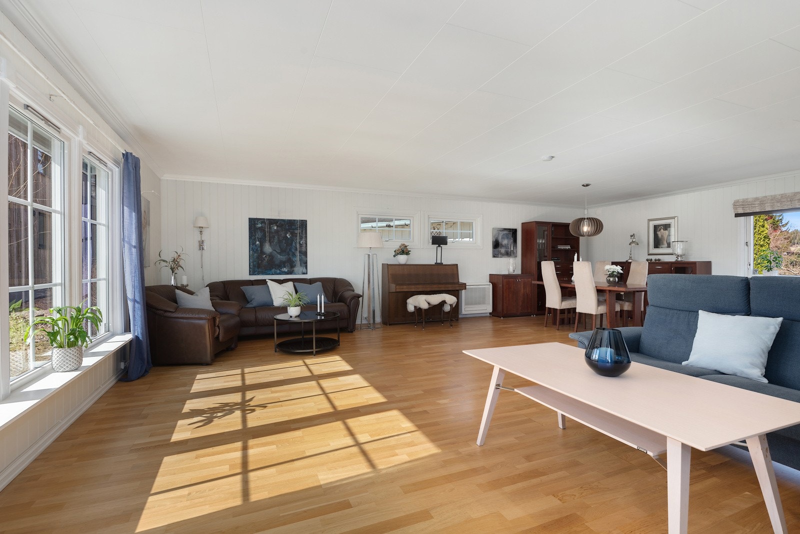 Stor stue med flere møbleringsmuligheter Galleribilde