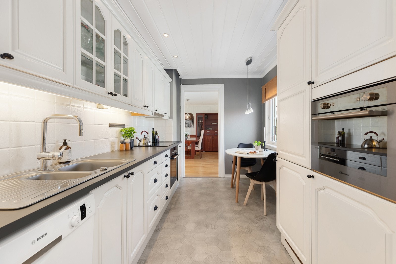 Godt med benkeplass på kjøkken, hvitevarer medfølger Galleribilde