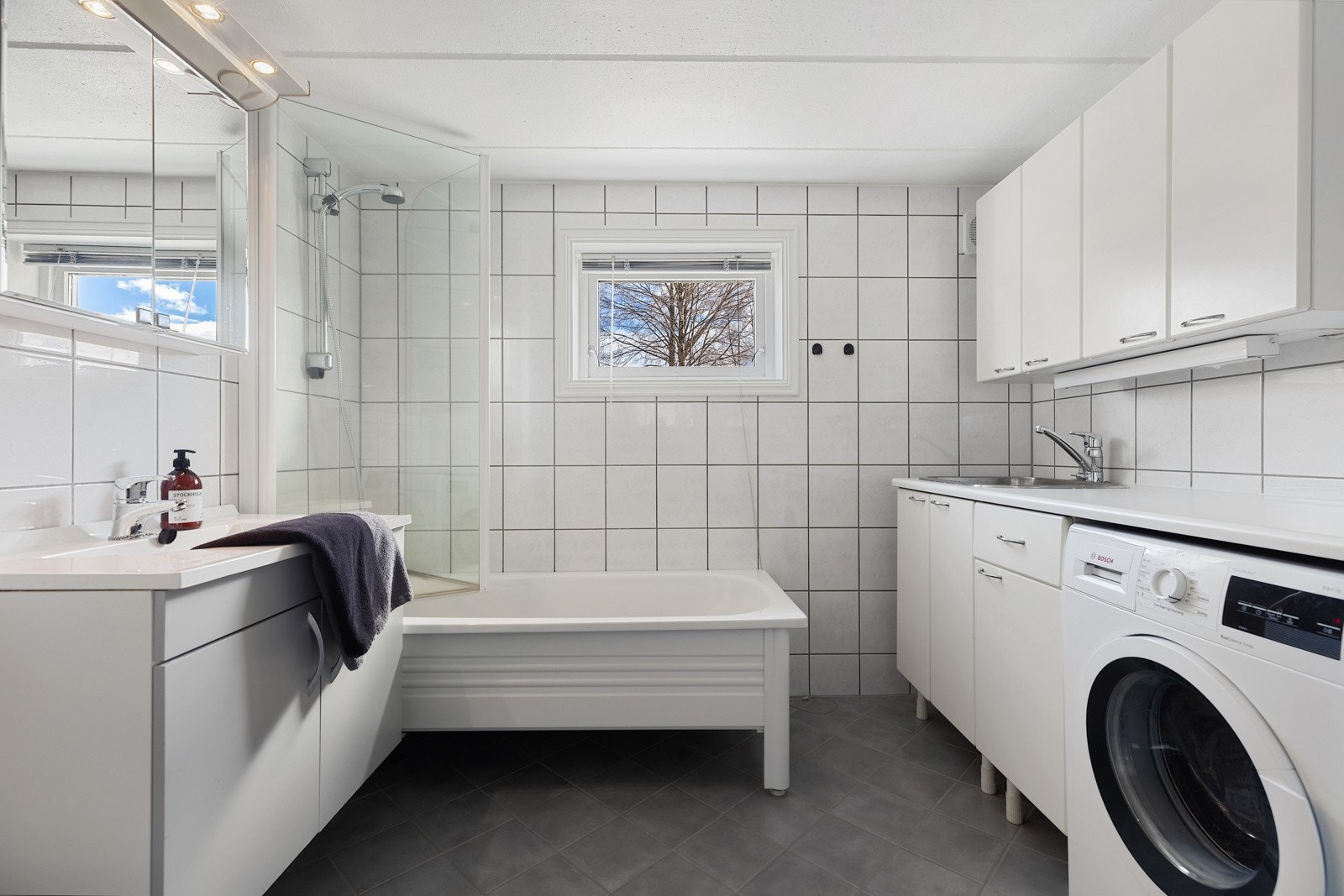 Underetasje, vaskerom/bad Galleribilde