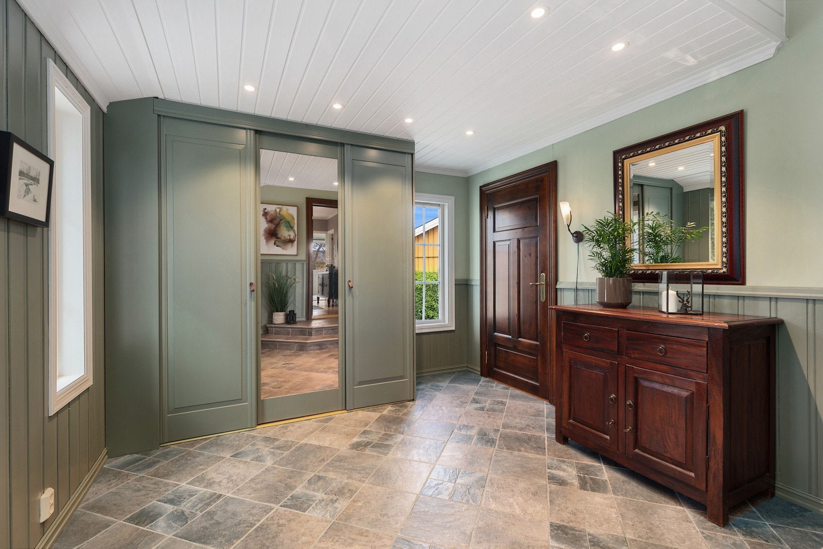 Praktisk hall med mye garderobeplass Galleribilde