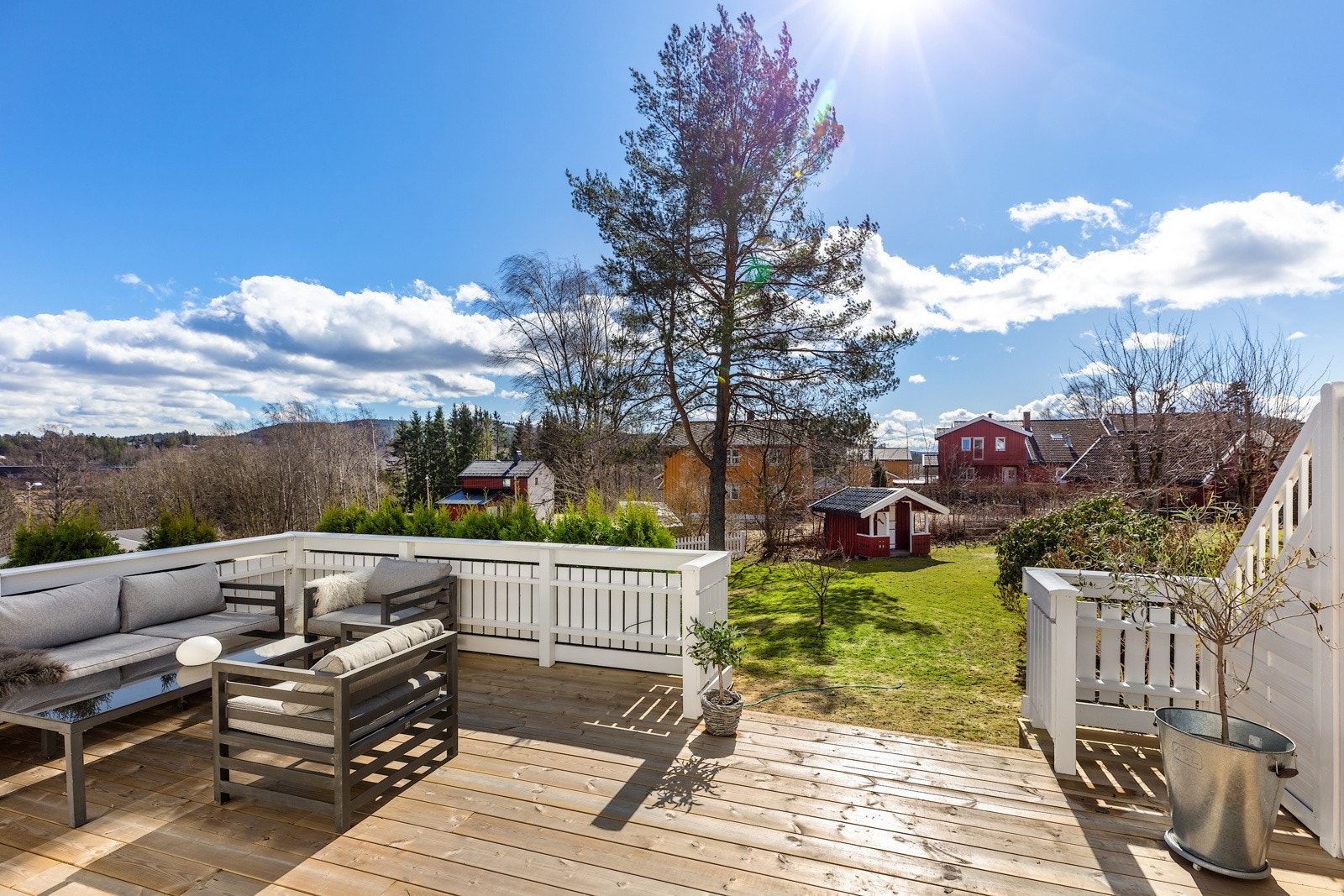 Den store terrassen har trapp ned til tomten Galleribilde