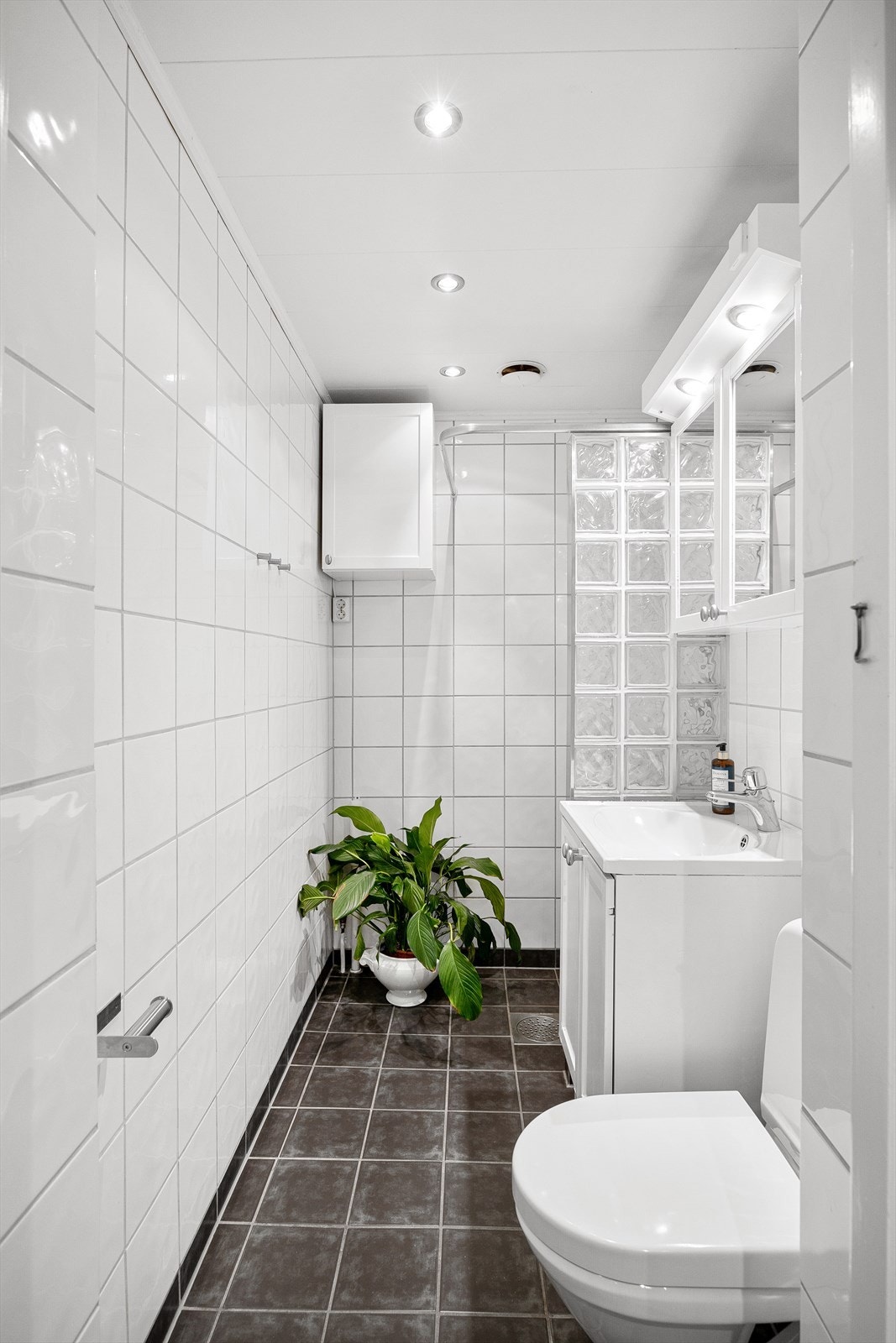 Flott flislagt bad med gulvvarme og downlights i himling. Galleribilde