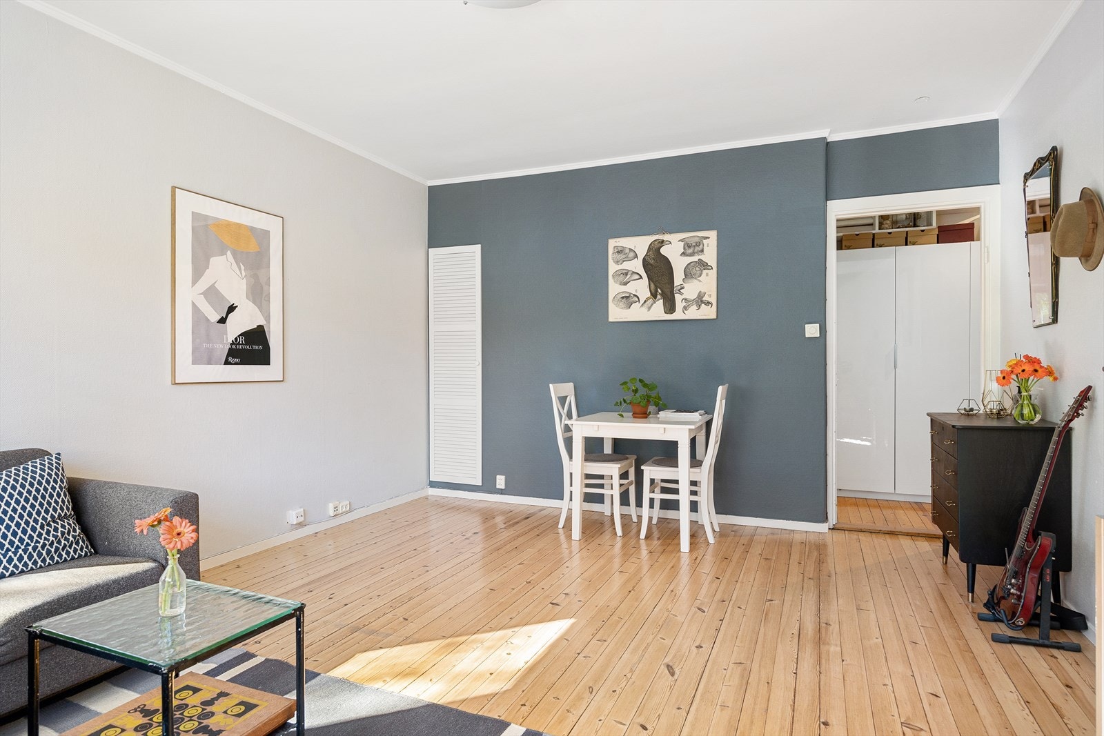 I stuen er det også plass til en hyggelig spisegruppe. Galleribilde