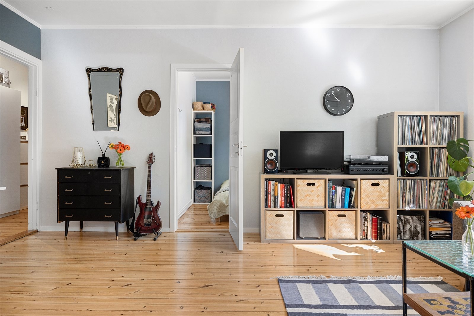 Fra stuen er det adkomst til soverom. Galleribilde