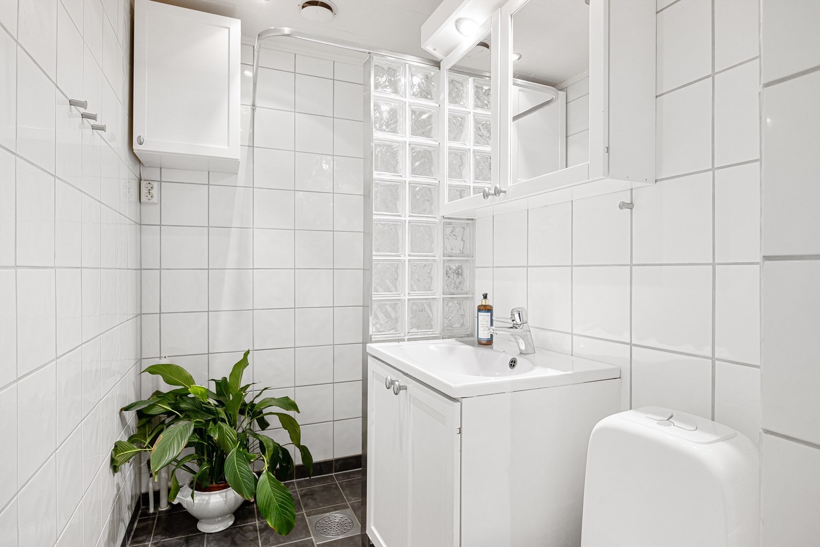 Badet er utstyrt med dusjhjørne, naturlig avtrekk, opplegg for vaskemaskin, wc og servantskap. Galleribilde