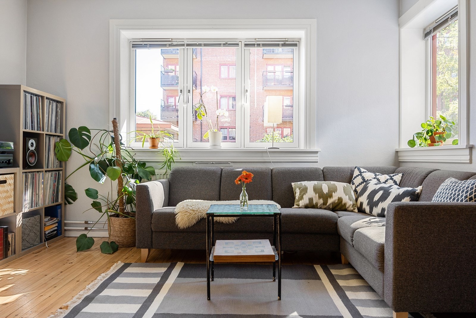 Stuen har en super planløsning med plass til både sofagruppe og tilhørende møbler. Galleribilde
