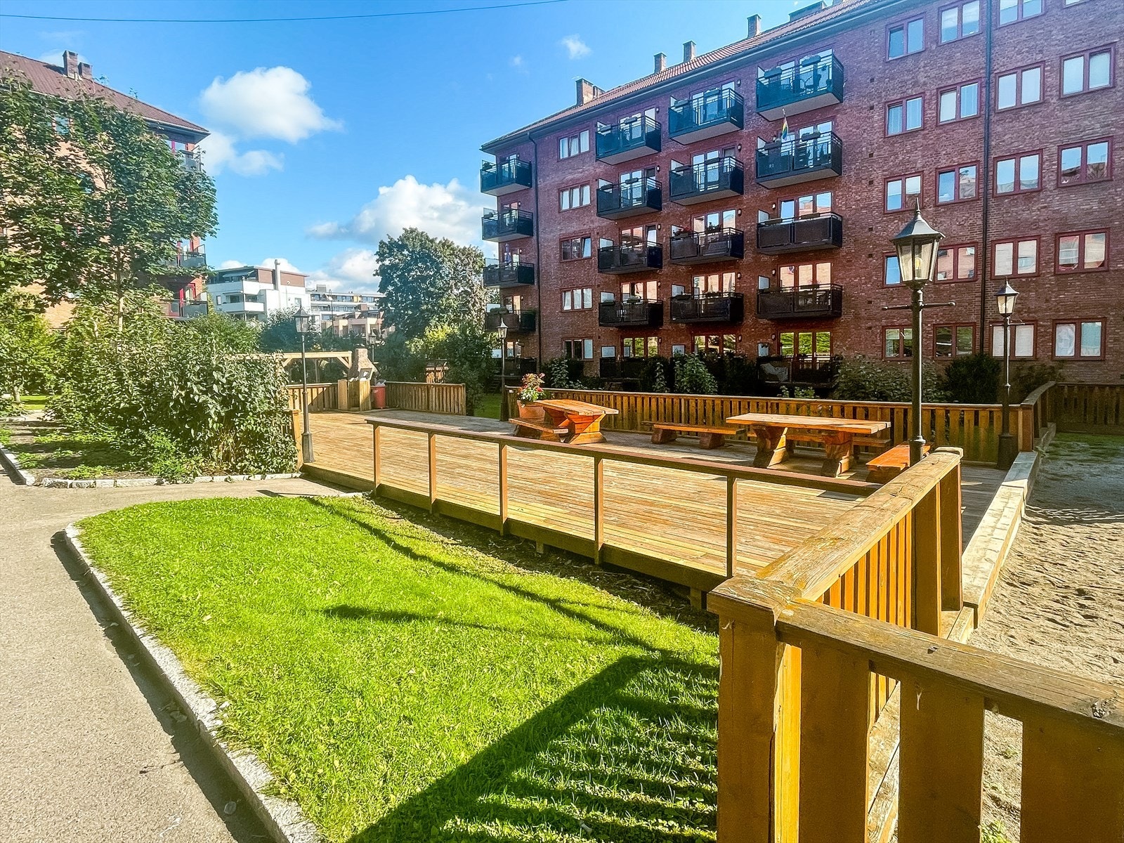 Her er det blant annet satt frem ulike sittegrupper, grill og bordtennisbord for fine sommerdager. .jpg Galleribilde