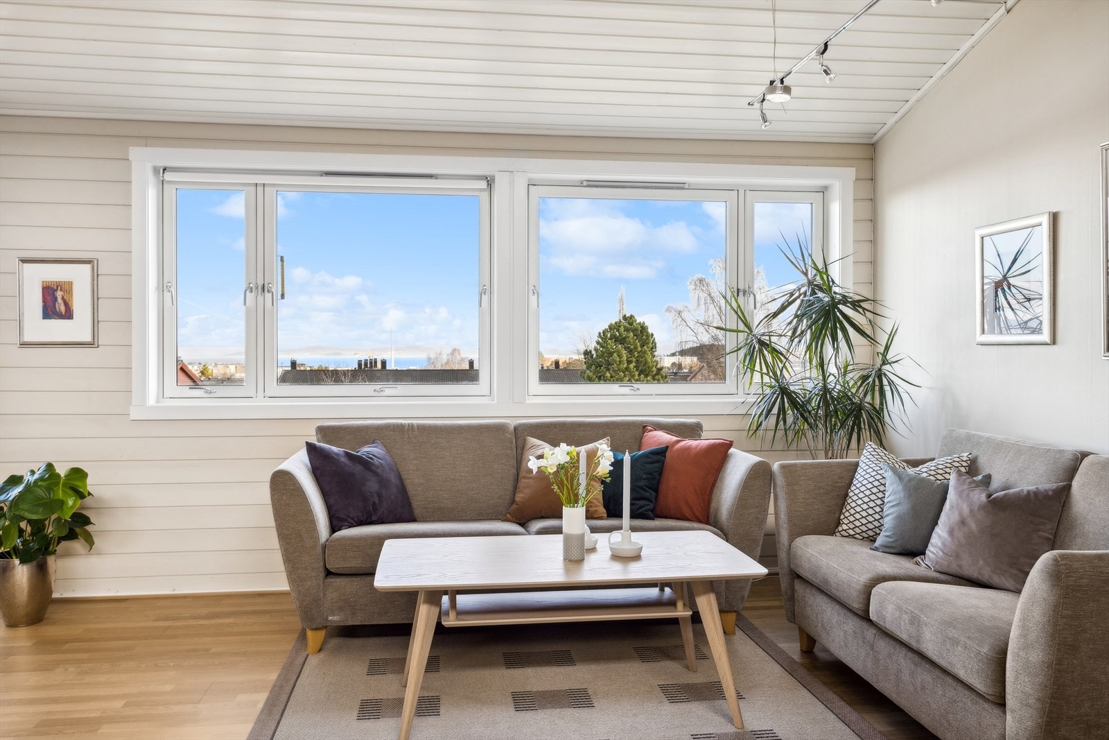 Boligen har god plass til flere soner i stuen. Galleribilde