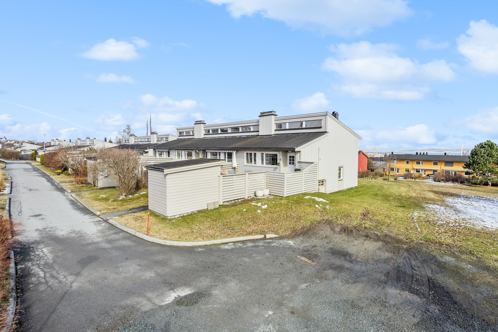 Velkommen til Fjøsmestervegen 16D, et ettertraktet enderekkehus på Bromstad/Valentinlyst med meget god internbeliggenhet. Galleribilde