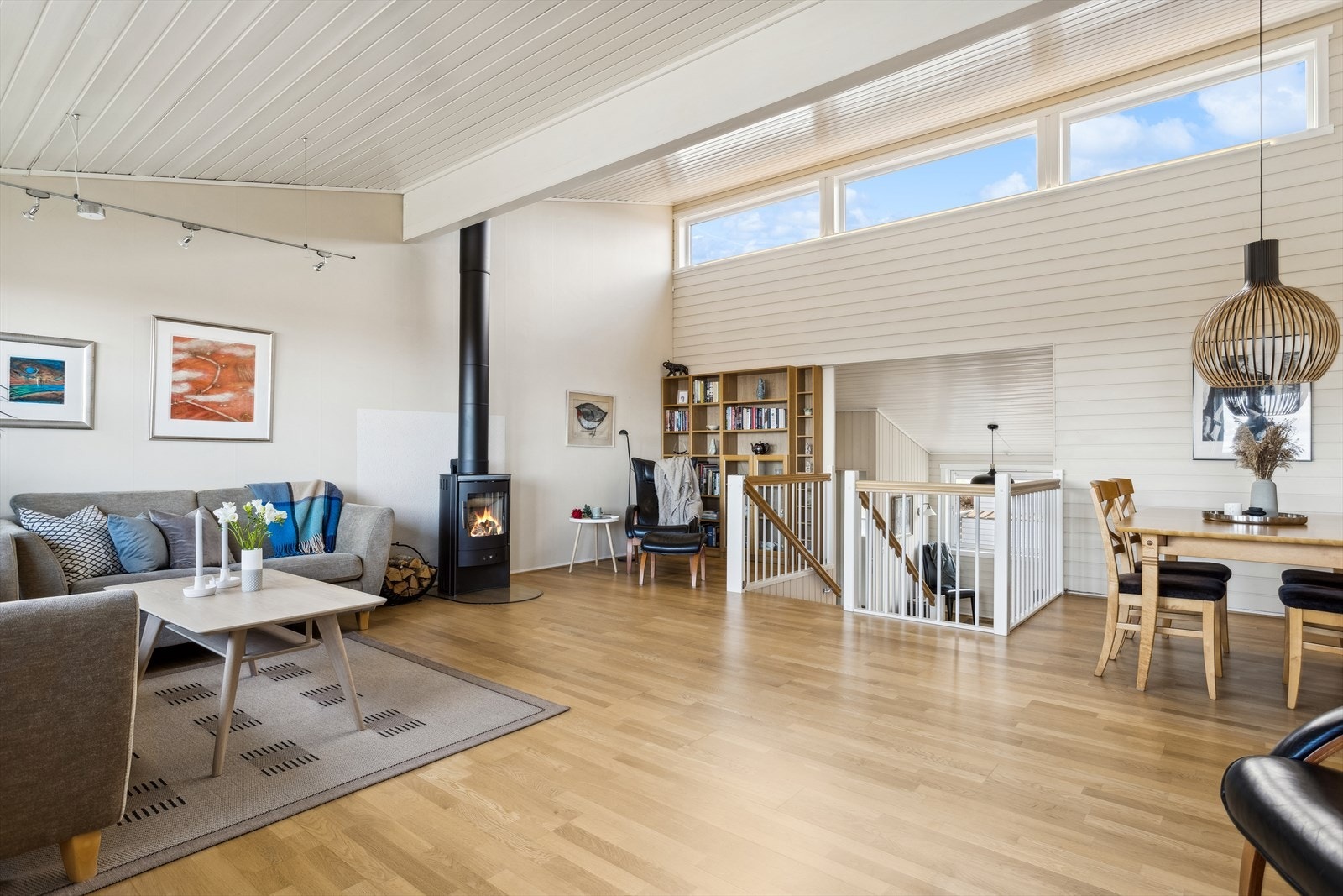Her har vi boligens samlingspunkt med flere møbleringsmuligheter. Galleribilde