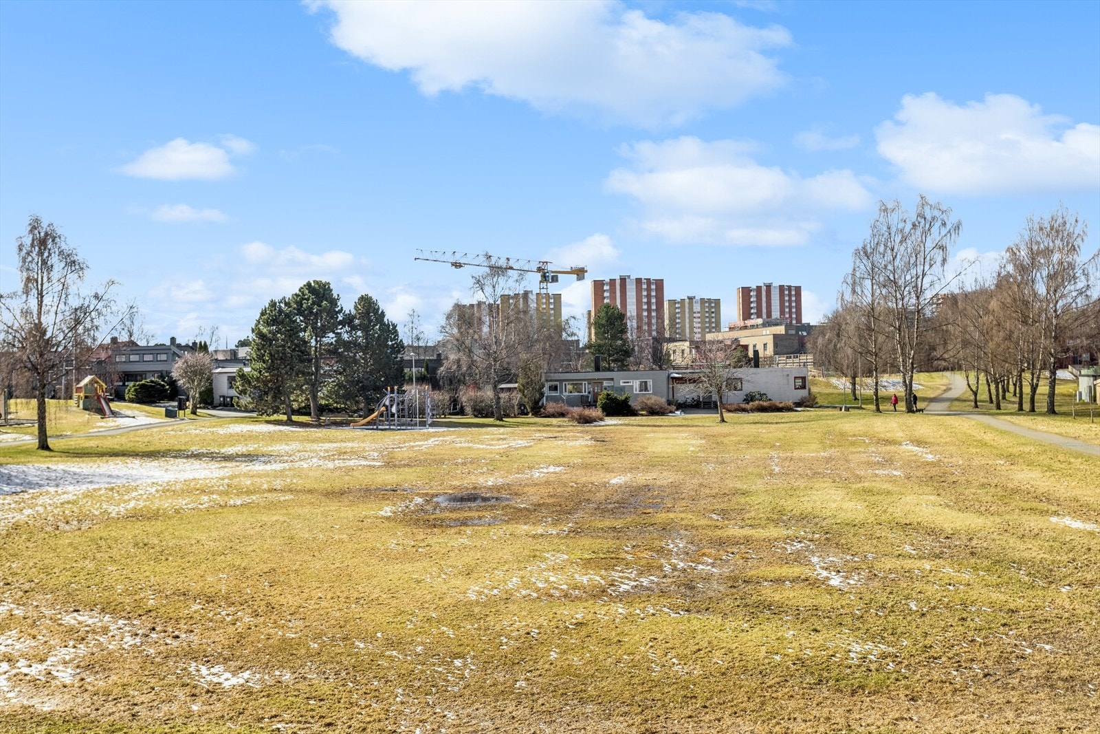 Boligen ligger i et stille og rolig område med kort vei til alle slags hverdagslige servicetilbud, samt uteområde med lekeplass etc. Galleribilde