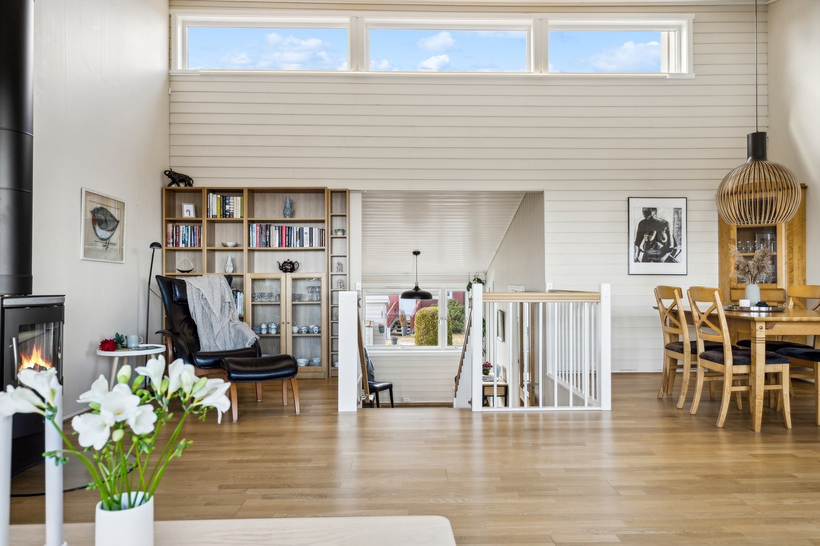Boligen har en god gjennomlysning som skaper et meget hyggelig lys i oppholdsrommene. Galleribilde