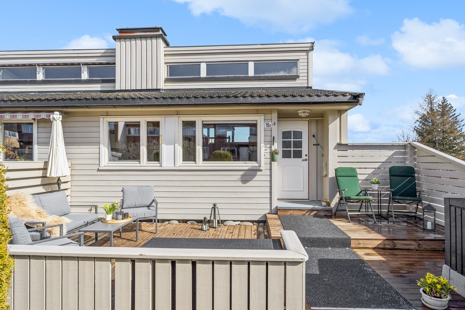 Stor terrasse ved inngangspartiet på omtrent 31 m². Galleribilde