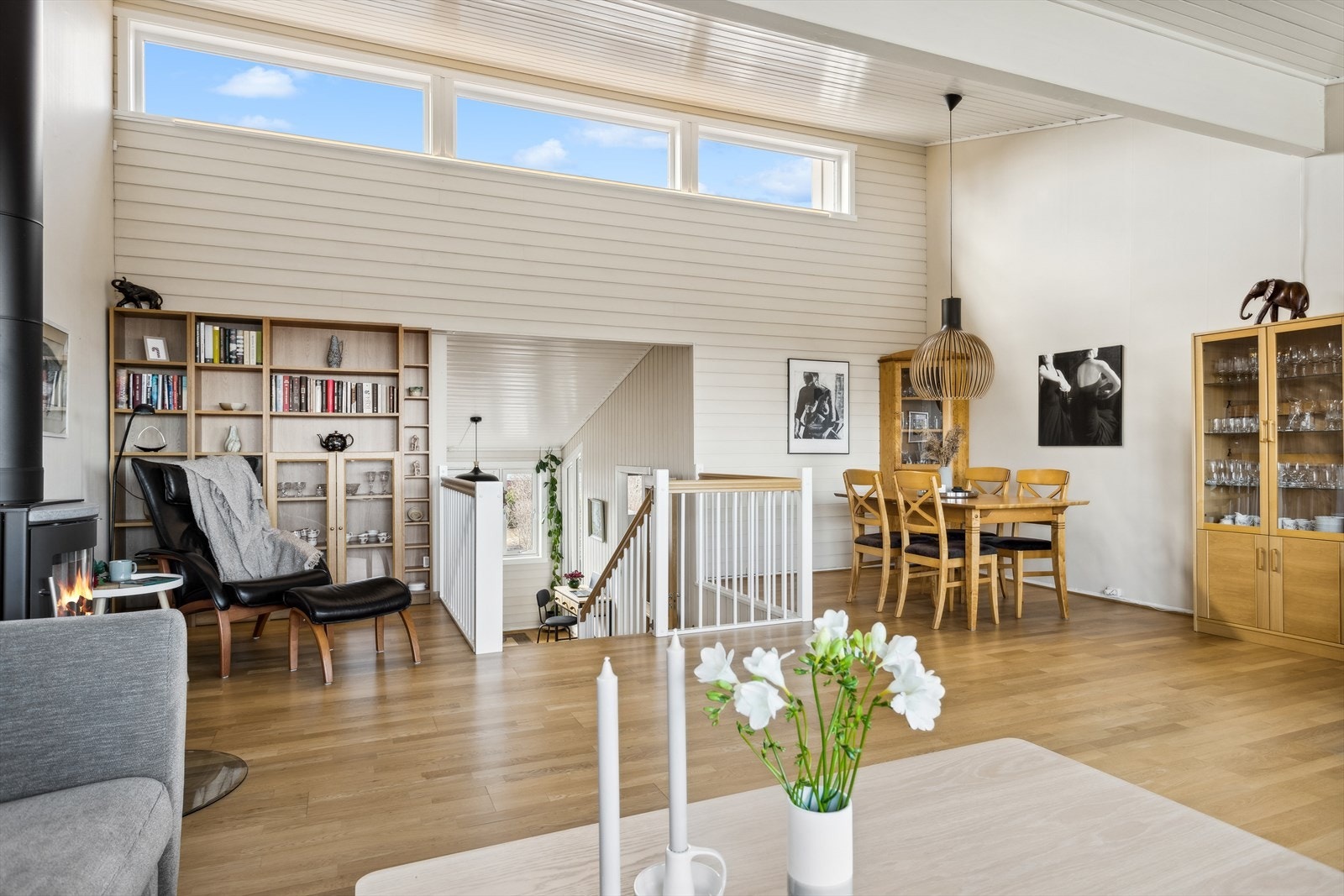 Opp fra gangen har vi en stor stue på 42,3 kvm med god takhøyde og mye lysinnslipp. Galleribilde