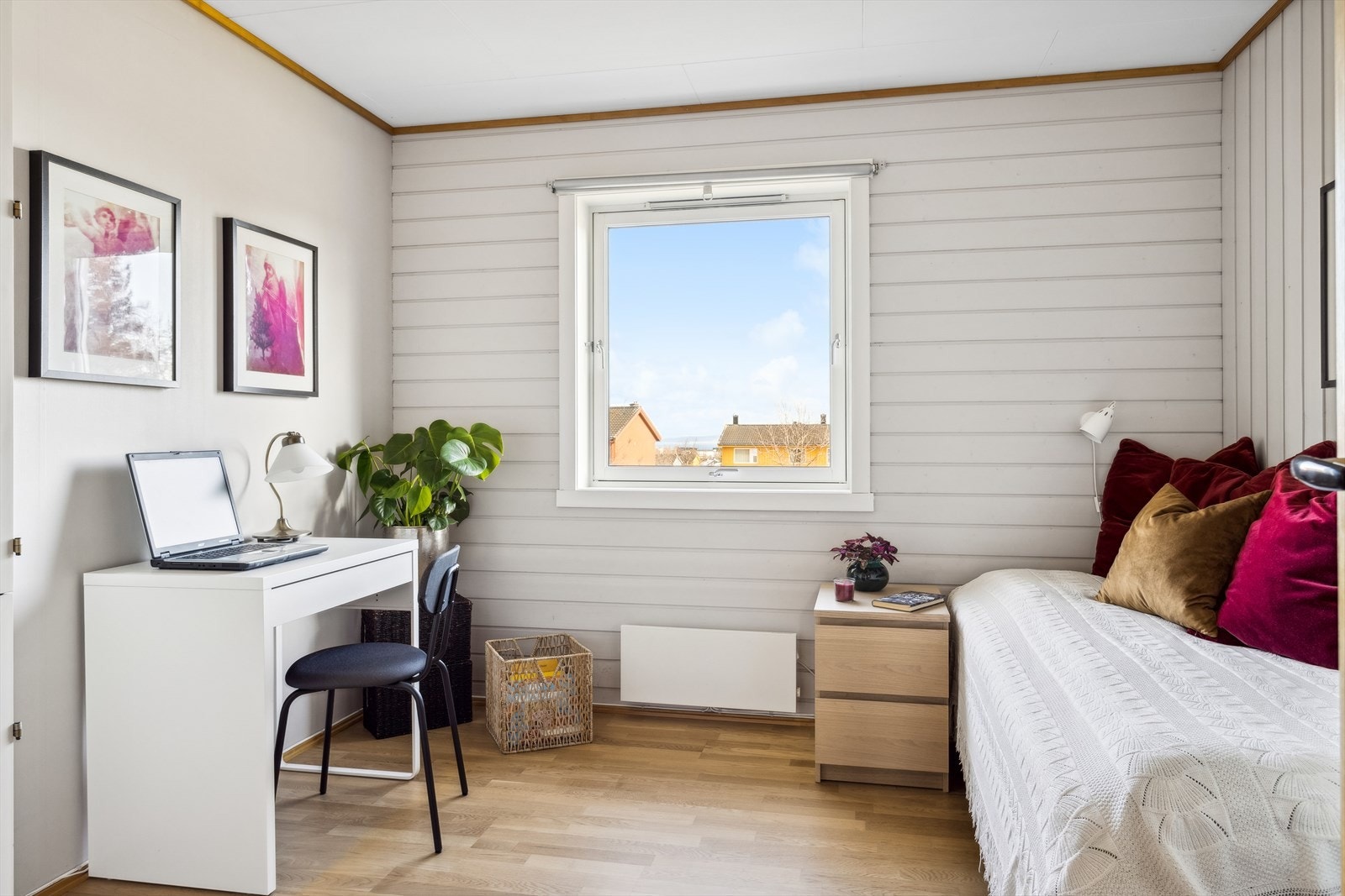 Soverom 2 er på 9,5 kvm som fint kan brukes som gjesterom/ kontor Galleribilde