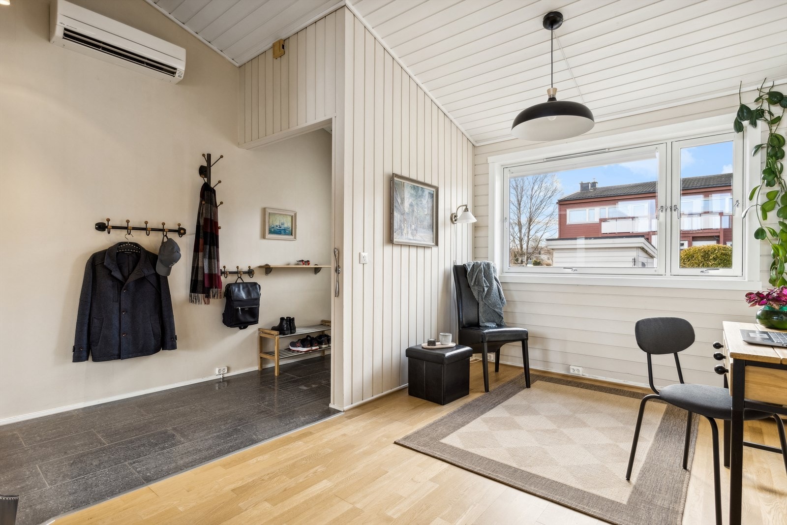 Velkommen inn! Entréen er på 1,5 m²
og går videre inn til hall/spisestue på gode 12m² . Galleribilde