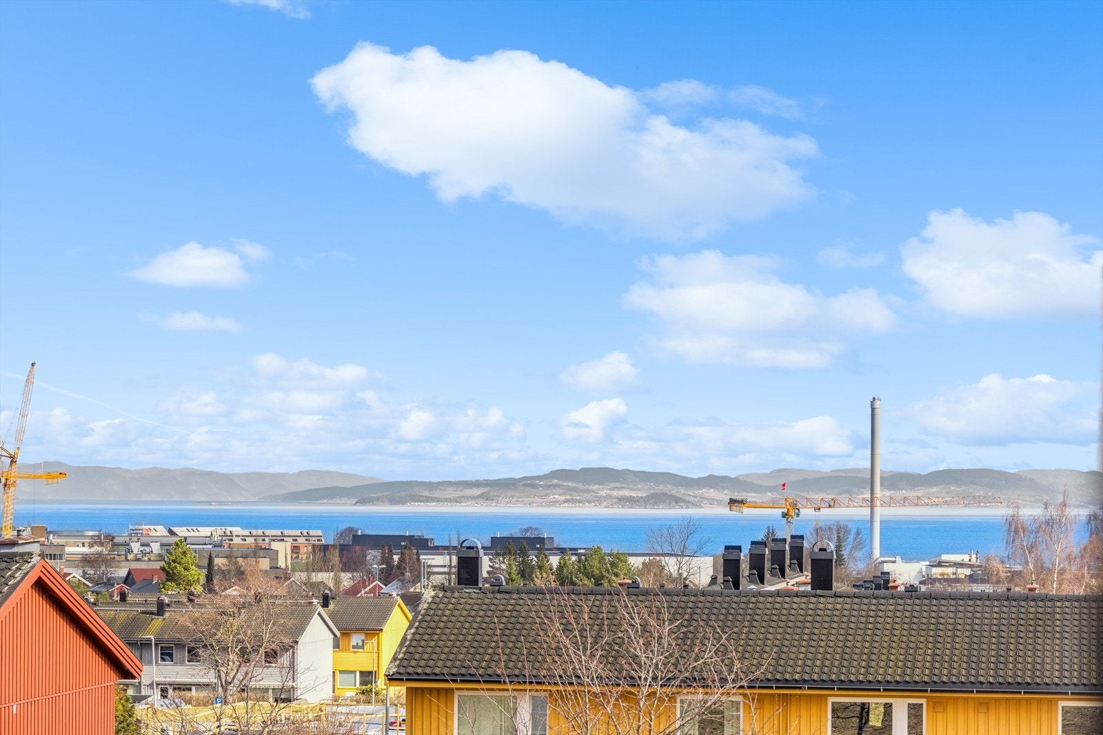 Nydelig utsikt fra stue over Trondheimsfjorden, Fosen og Frosta. Galleribilde