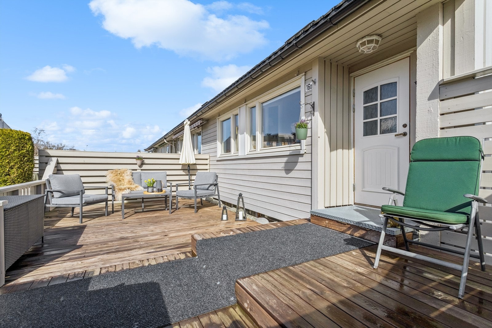 Har har du en skjermet sørvest-vendt uteplass på framsida av boligen med sol fra ca. kl. 9 til 22 i sommerhalvåret. Galleribilde