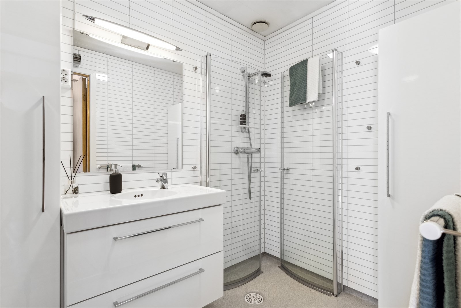 Badet på soveromsplan er på 3,4 kvm, toalettrom på 1,6kvm vegg-i-vegg. Galleribilde