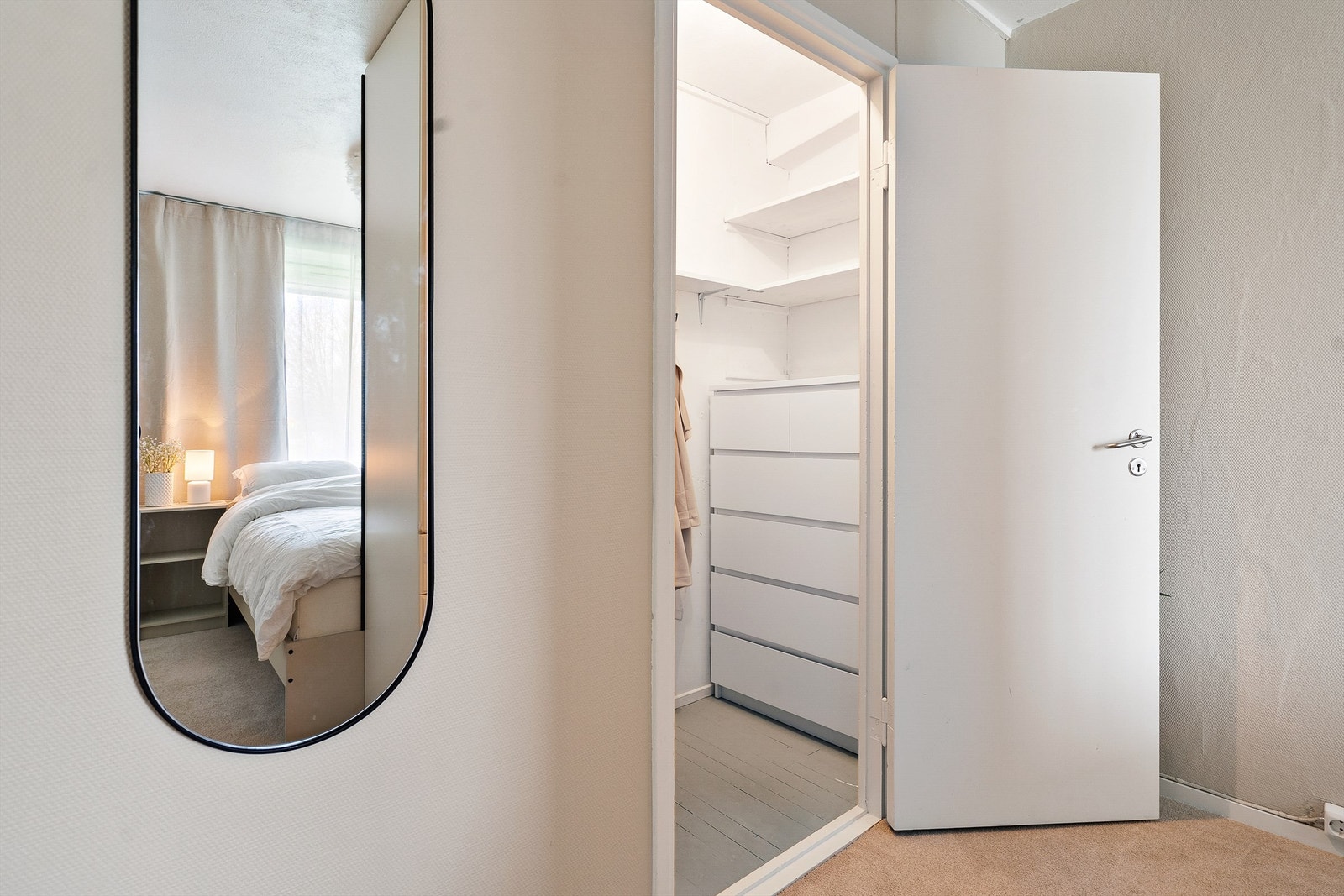 Flott hovedsoverom med praktisk bod/garderobe under trappen Galleribilde