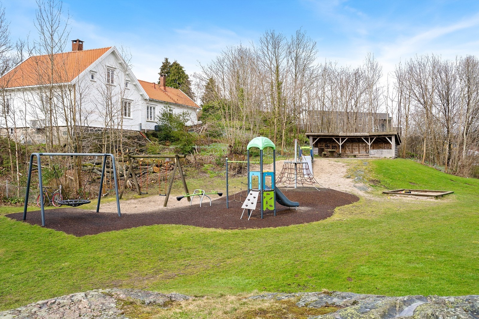Flott lekepark for barn rett ved Galleribilde