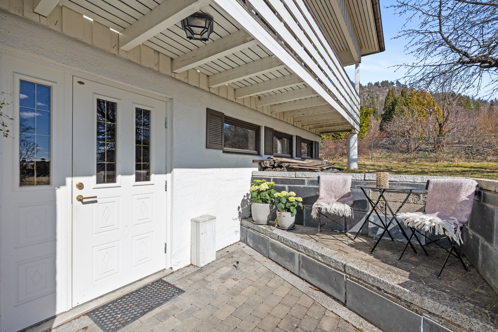 Innbydende inngangsparti opphøyd krok med sitteplass Galleribilde