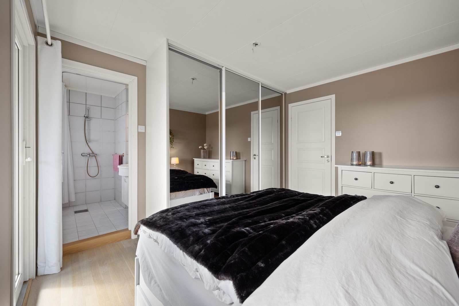 Fra soverommet er det utgang til balkong, samt adkomst til eget bad Galleribilde