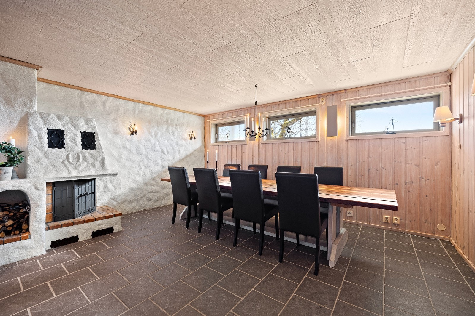 Sentralt i rommet er det en peis som varmer godt Galleribilde