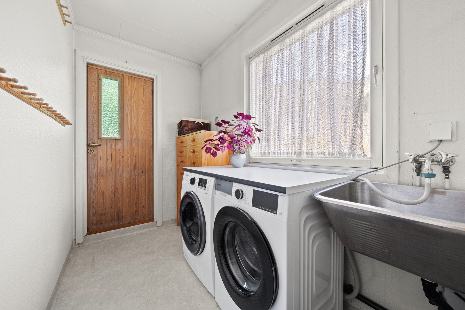 Vaskerom med direkte utgang til hagen Galleribilde