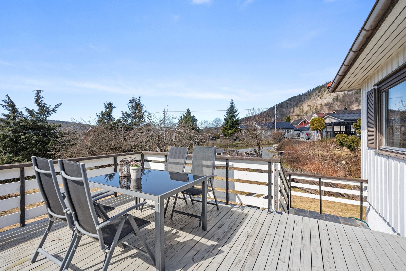 Her er det god plass til ulike utemøbler og grill Galleribilde