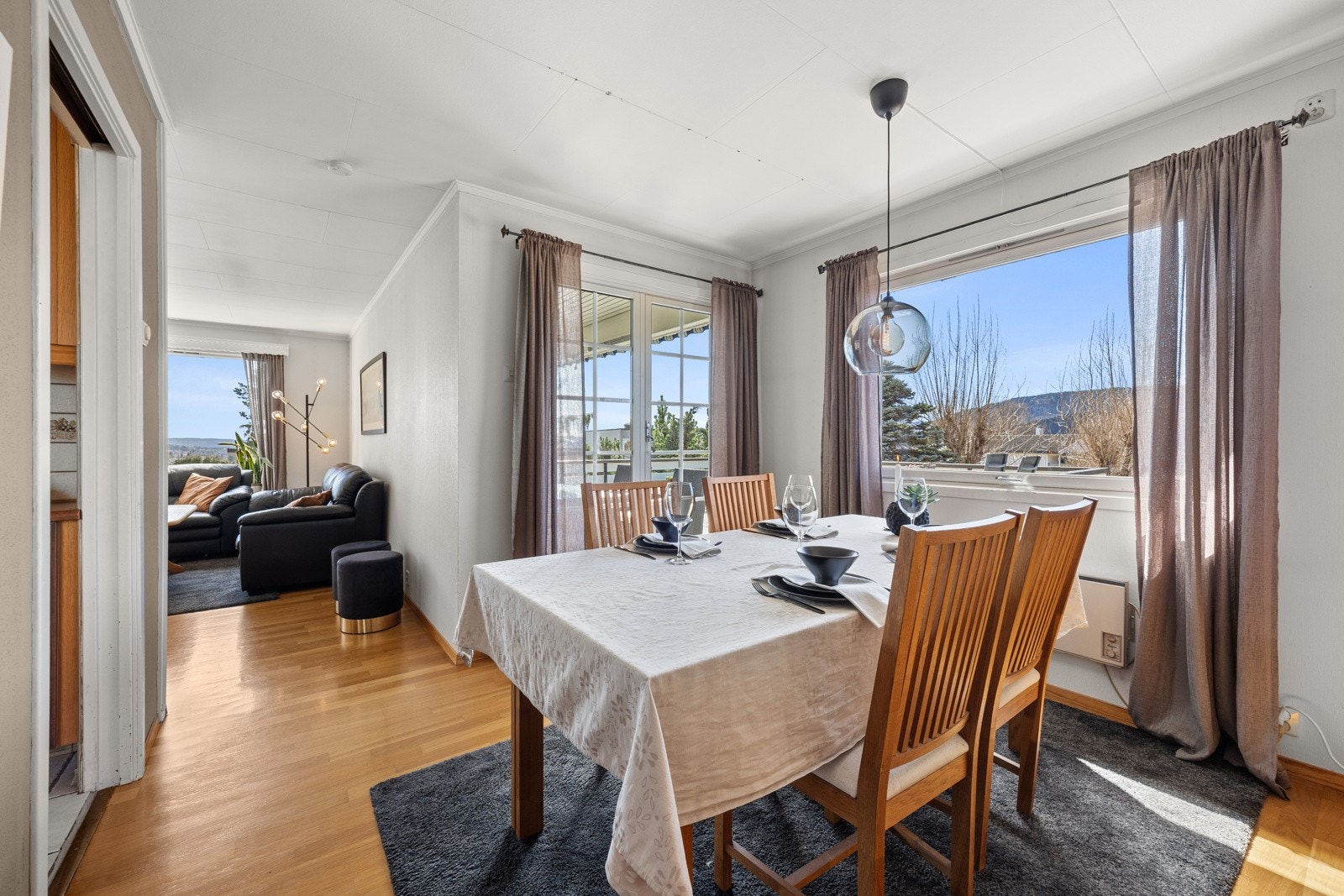 Fra spisestuen er det utgang til terrassen Galleribilde