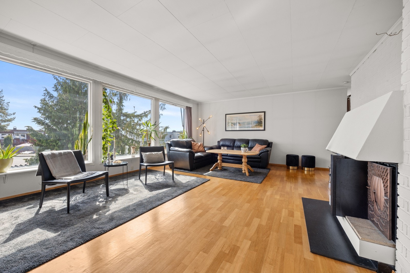 De store vindusflatene slipper inn rikelig med lys som skaper en god atmosfære Galleribilde