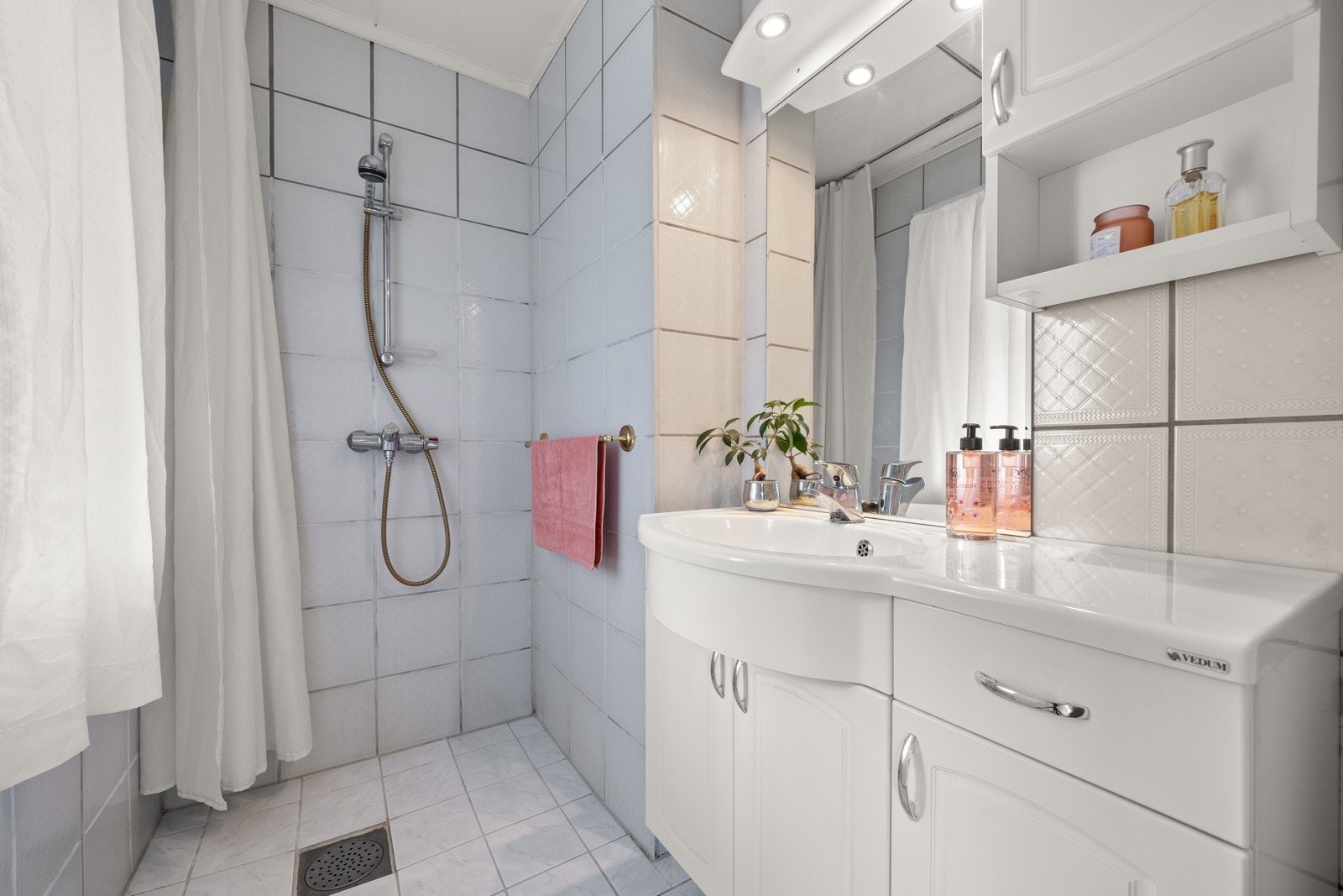 Bad med dusjhjørne og servant. Det er gulvvarme Galleribilde