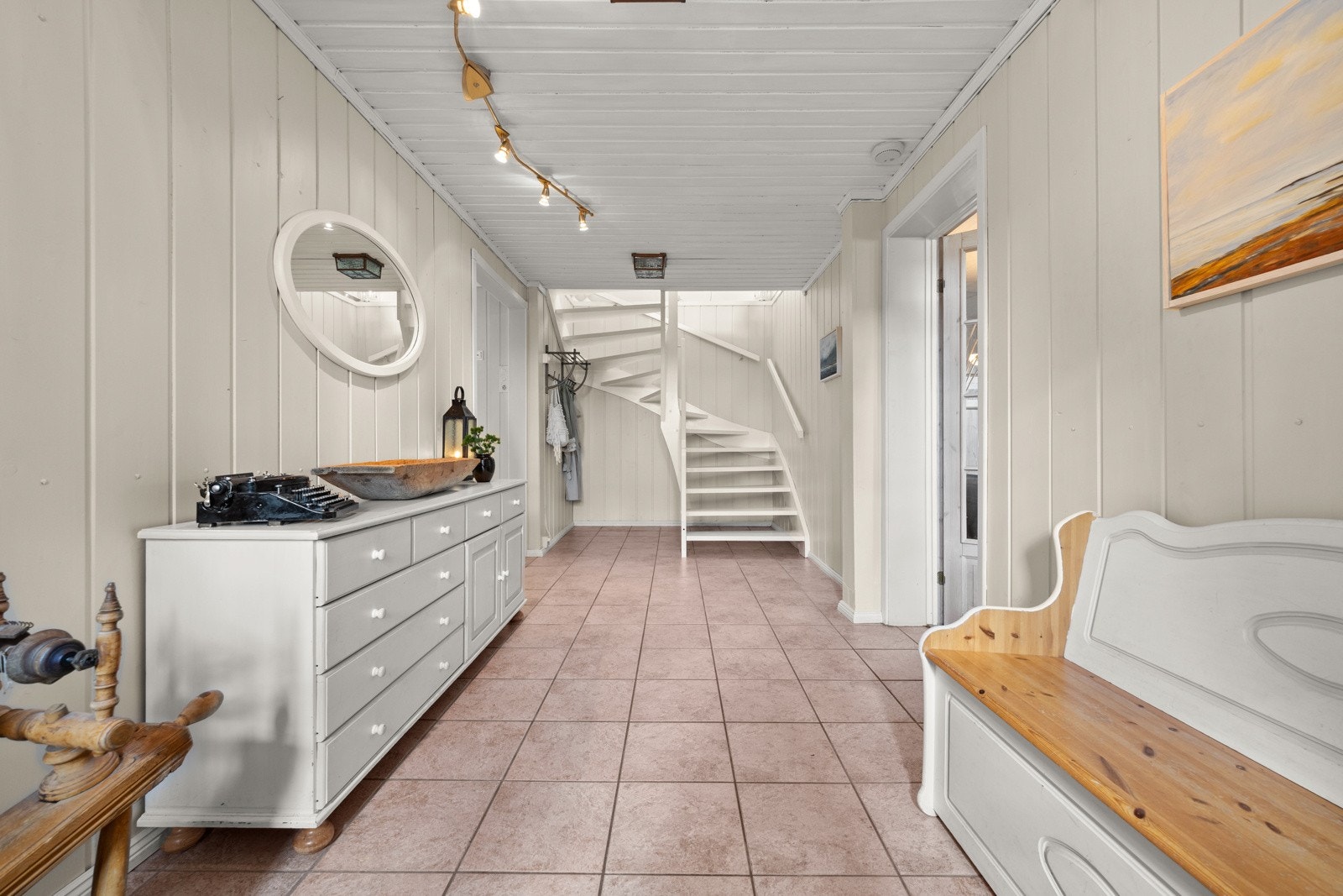 Romslig og flislagt entrè med god plass til garderobeløsninger Galleribilde