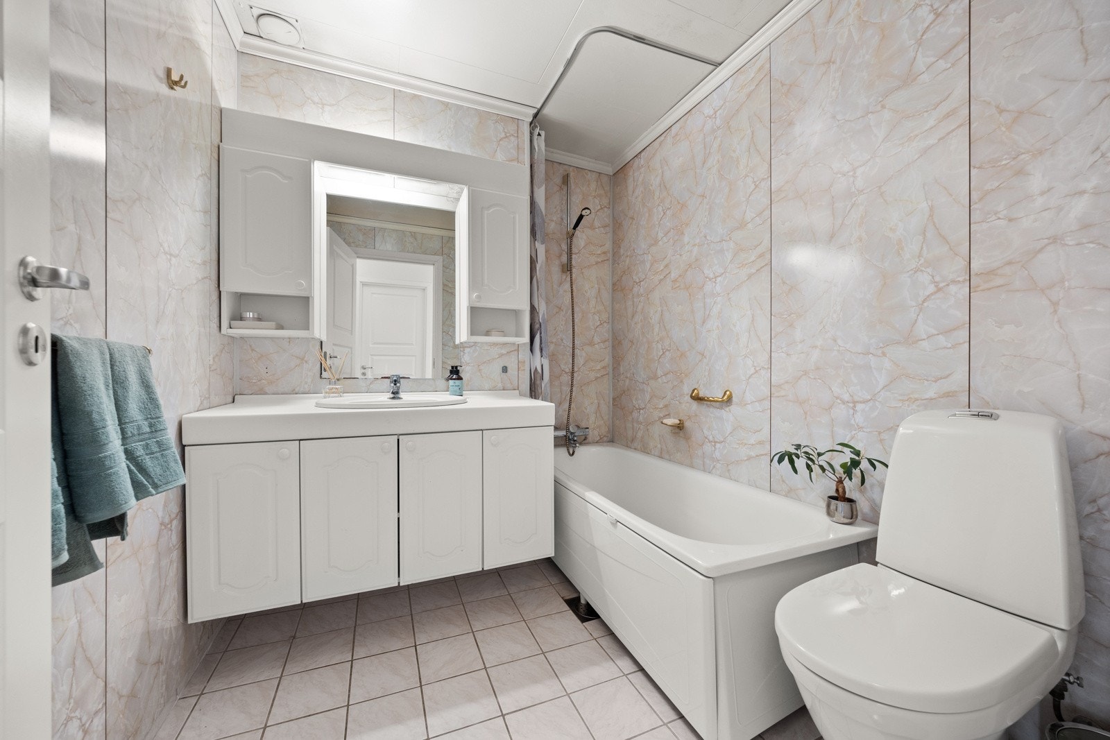 Bad i 1.etasje med badekar, dusj, servant og toalett. Også her er det gulvvarme Galleribilde