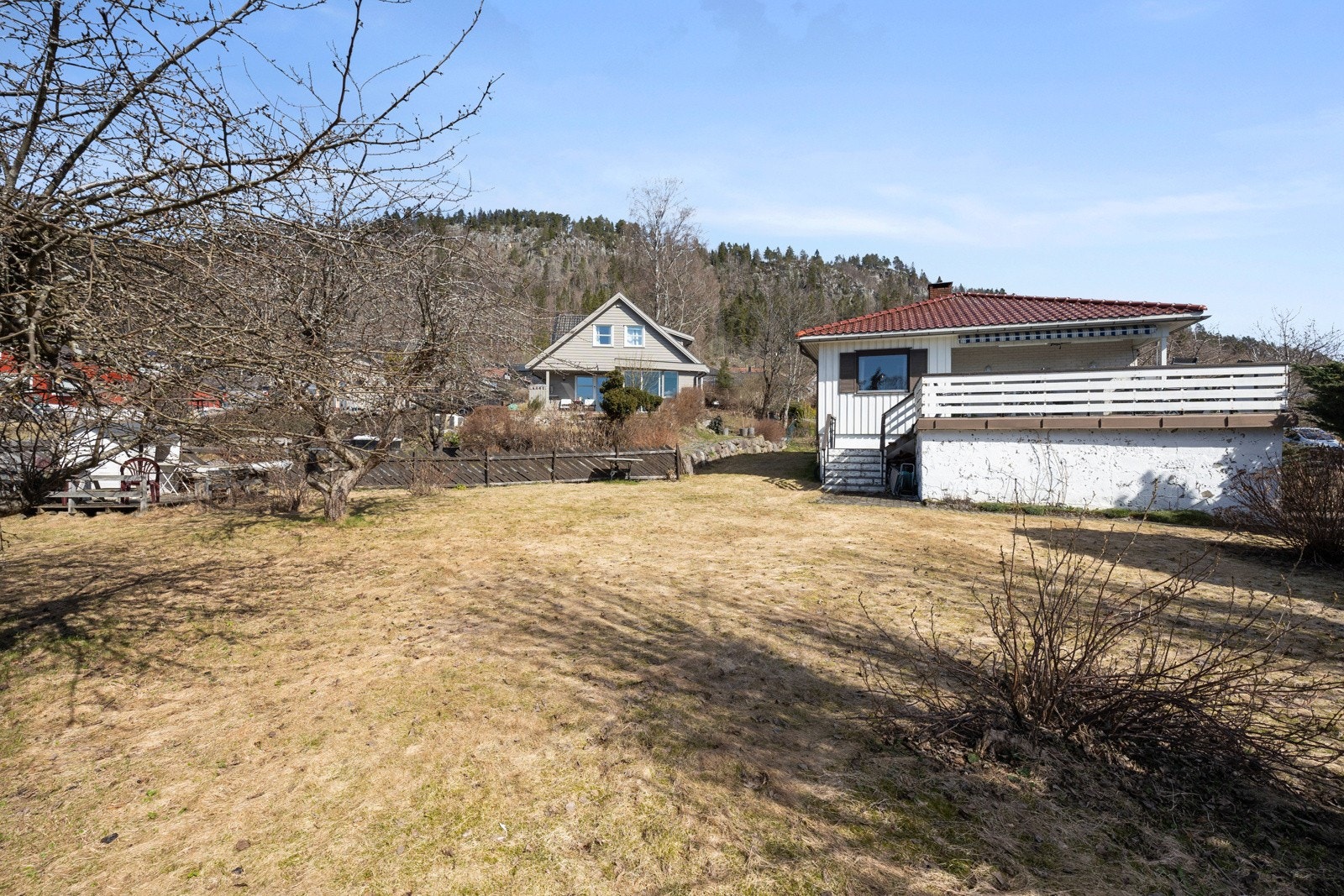 Boligen har en stor og solrik hage som er tilnærmet flat Galleribilde