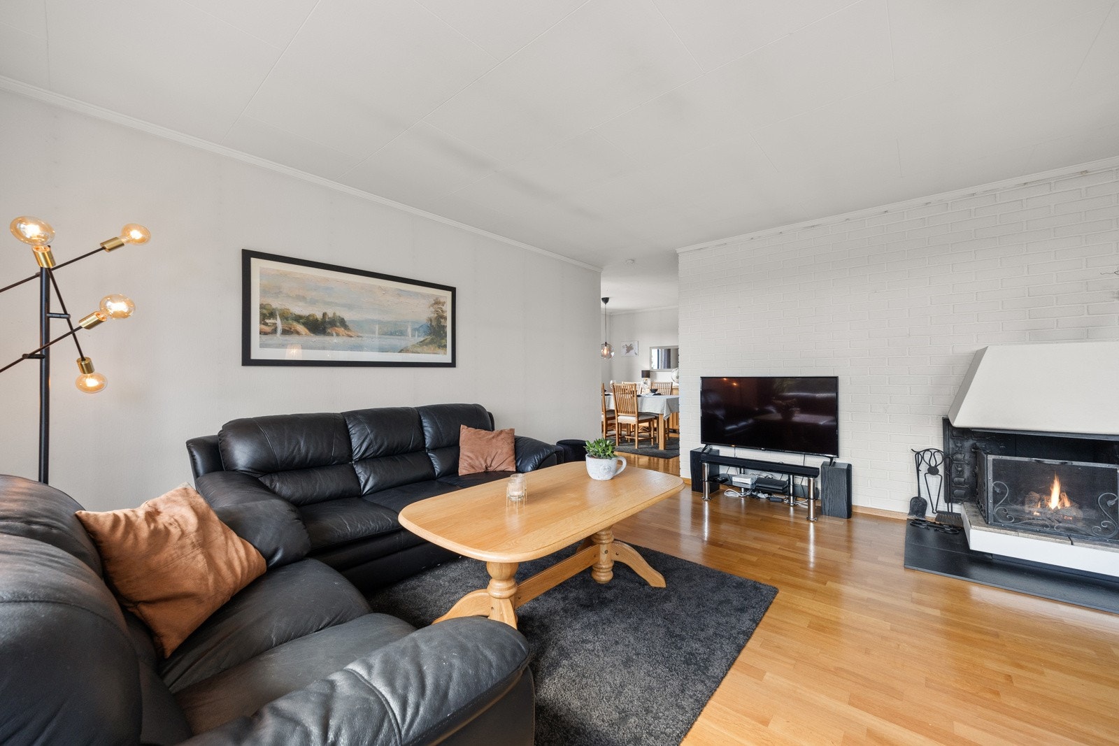 I stuen er det en peis som varmer godt på kalde dager Galleribilde