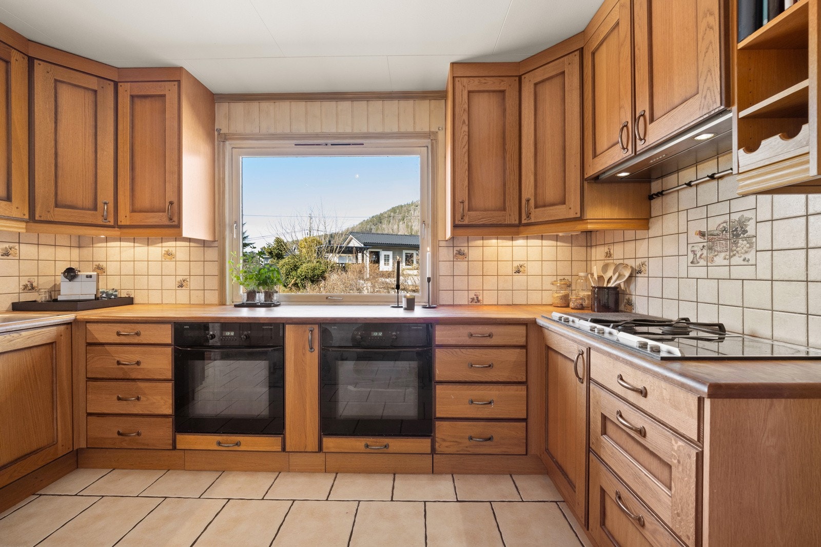 Integrert stekeovn, platetopp med gass og oppvaskmaskin Galleribilde