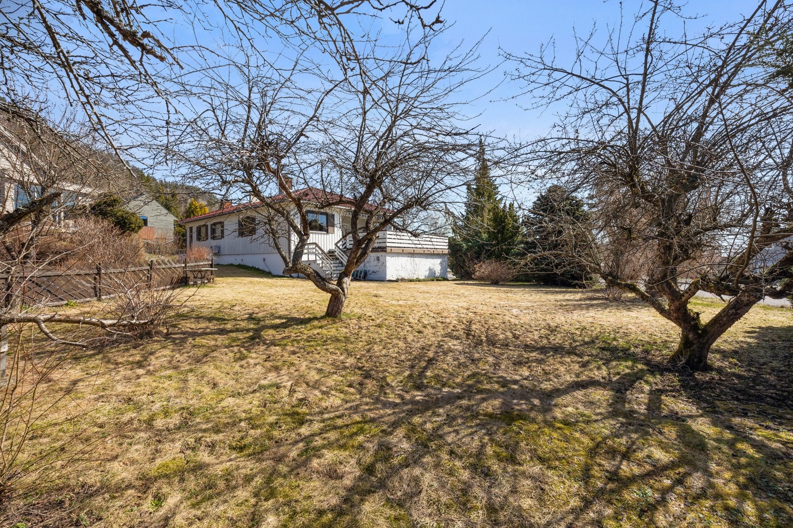 Den store hagen gjør at boligen ligger usjenert til Galleribilde