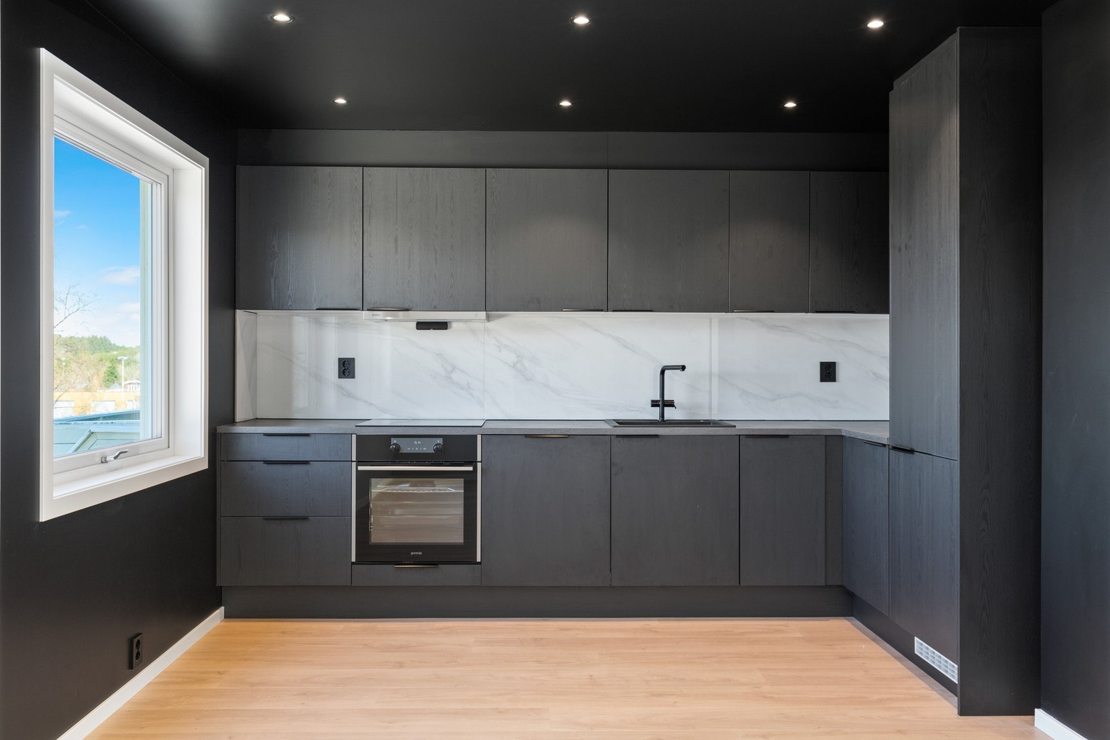 Det er flislagt av over kjøkkenbenk Galleribilde